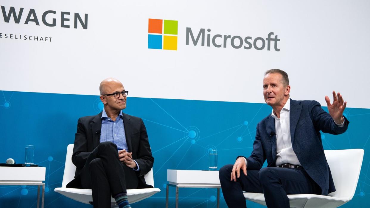 Bauen ihre strategische Partnerschaft aus: VW-Chef Herbert Diess (r) und Microsoft-CEO Satya Nadella.