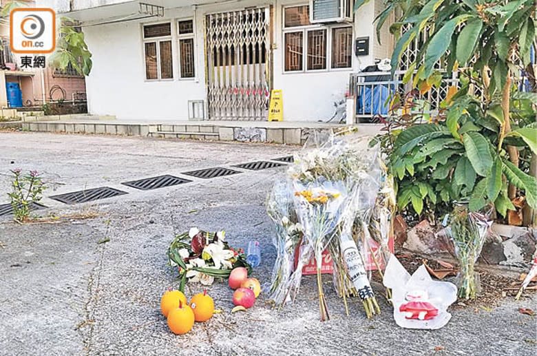 單位對開放有鮮花祭品。（蘇偉明攝）