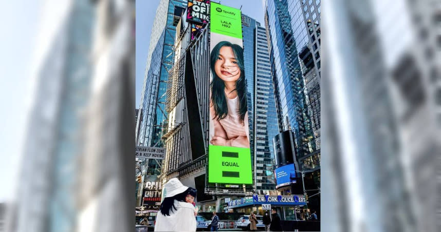 徐佳瑩特別把兒子小樂高的照片，合成到時報廣場的看板前面。（圖／亞神音樂提供）
