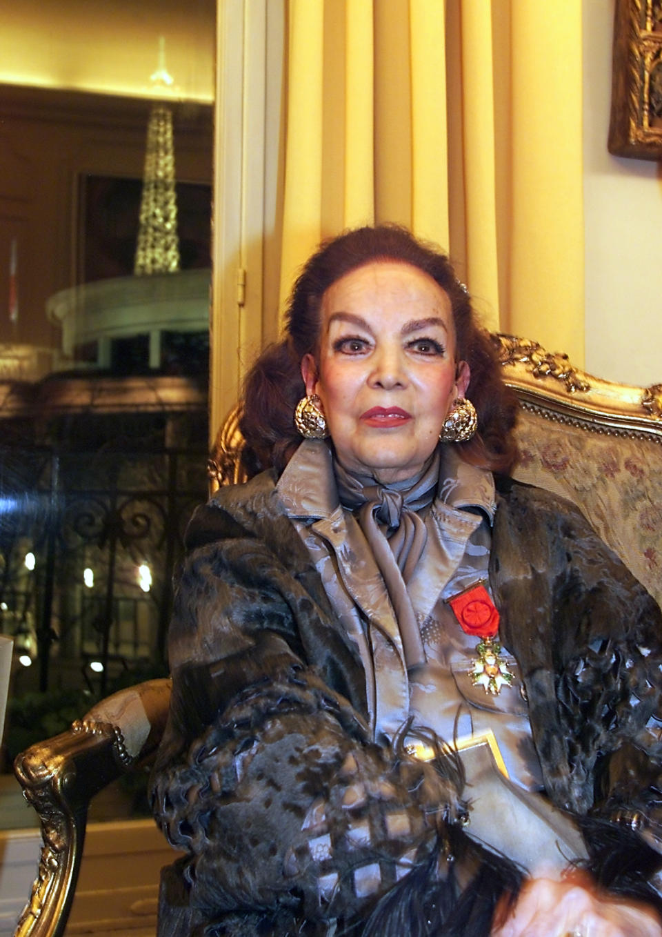 Maria Felix recibiendo la 'Legion of Honour' en el año 2000 en Paris(ELECTRONIC IMAGE) (Photo credit should read MANOOCHER DEGHATI/AFP via Getty Images)