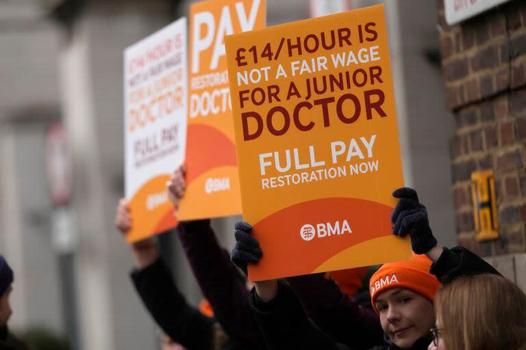 Médicos en una protesta en Londres. (AP Foto/Alastair Grant)