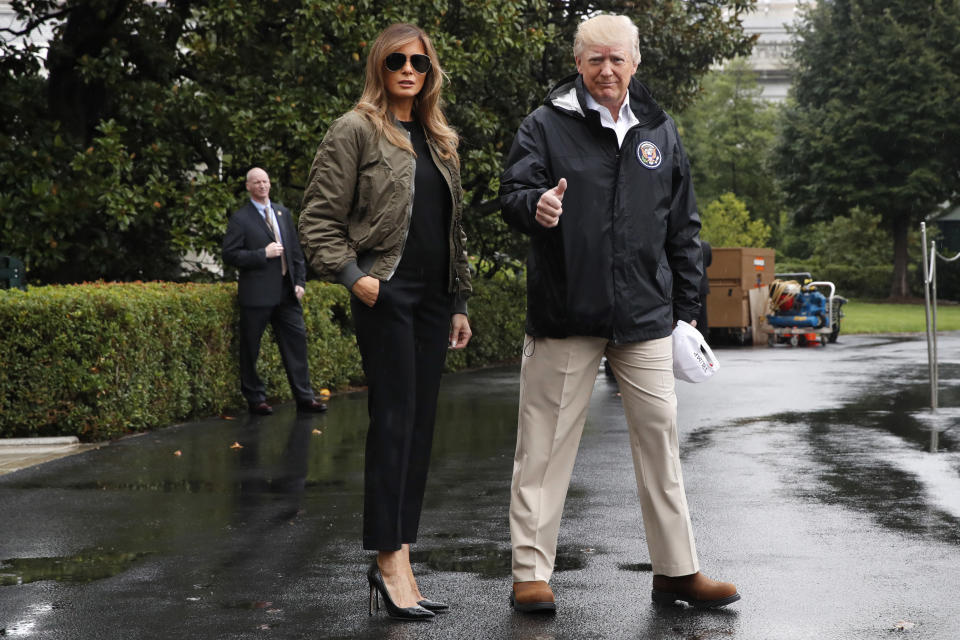 An der Seite ihres Ehemannes legte Melania Trump einen modischen aber unpassenden Auftritt im Katastrophengebiet hin. (Bild: AP Photo/Jacquelyn Martin)