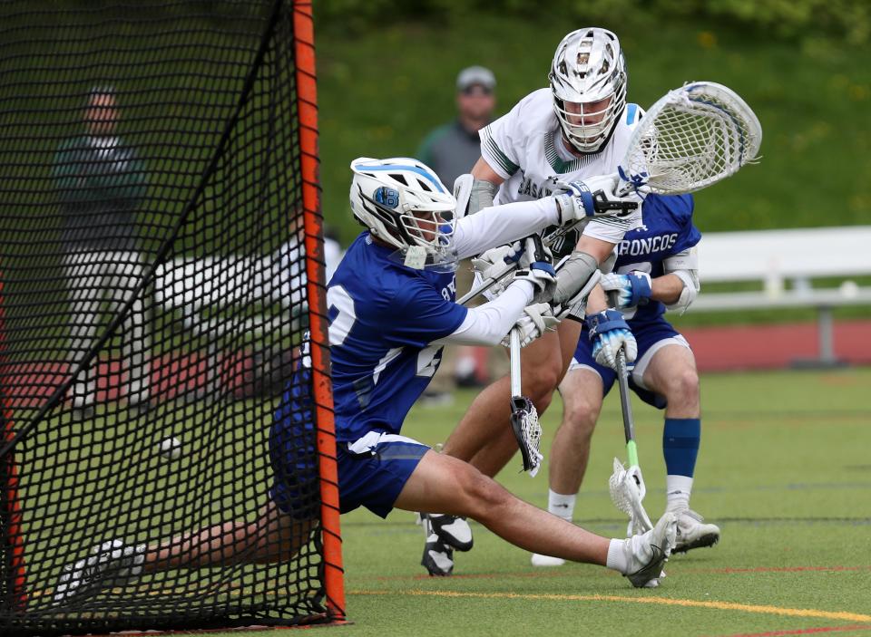 Daniel Picart (10) de Pleasantville recibe un tiro del portero de Bronxville Luke Arrighi (22) para un gol en la primera mitad durante la acción de lacrosse de niños en Pleasantville High School el 4 de mayo de 2023. 