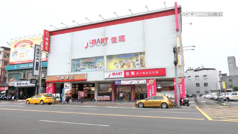 佳瑪百貨龍潭分店屬於違建，被檢舉拆除停工後又原地重建營業。