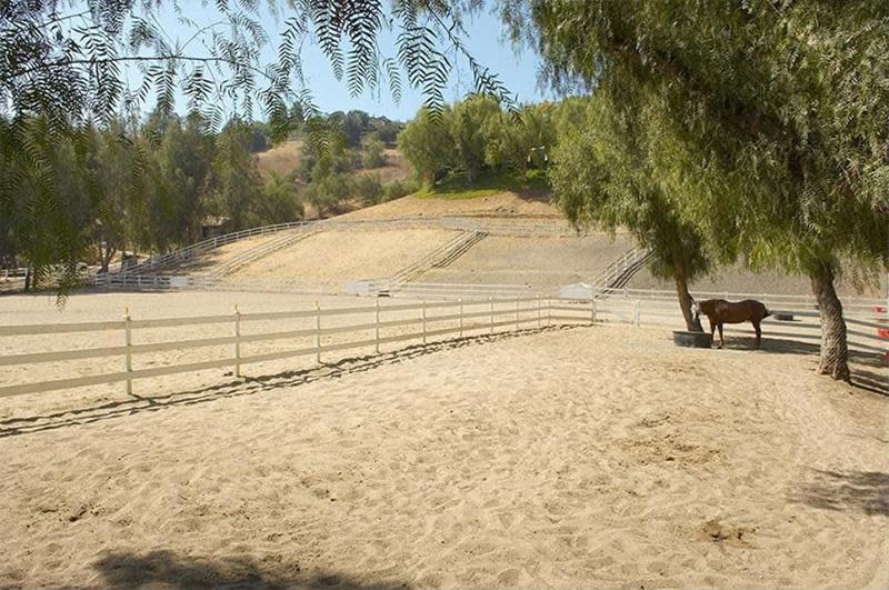 Miley Cyrus to sell Hidden Hills equestrian mansion