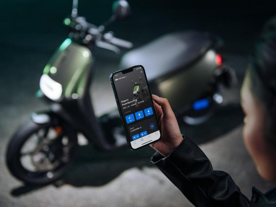 Gogoro 領先業界率先開發與配備 LTE 智慧遠端連網服務，透過 Gogoro App，不論身處何地，皆可提供 24 小時主動訊息通知、遠距指令與控制、和即時連線的車況檢查，滿足車主日常生活會遇到的使用情境。