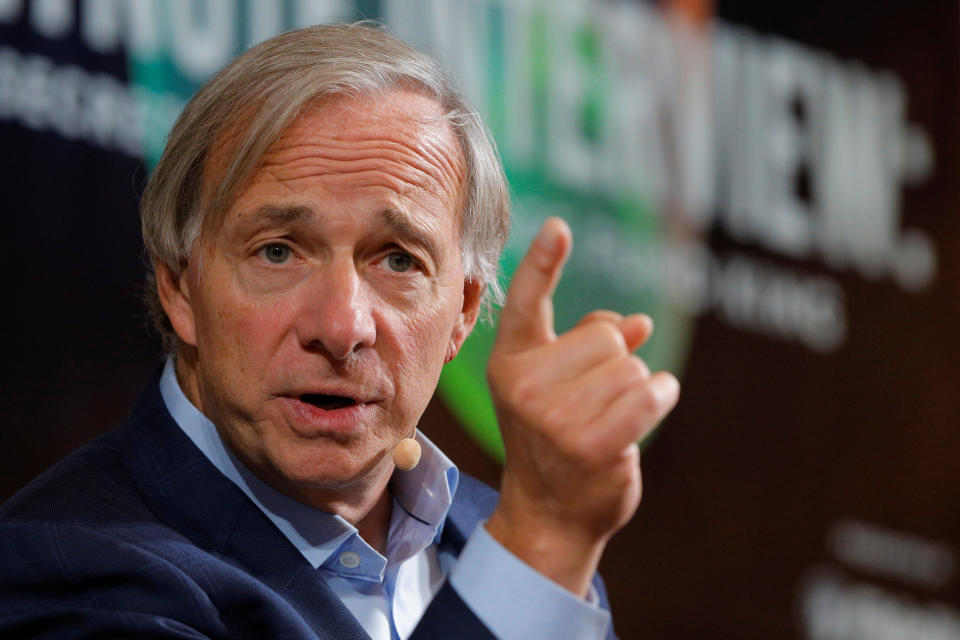 Ray Dalio, fundador, codirector de inversiones y copresidente de Bridgewater Associates, habla en la Cumbre Forbes Under 30 en Boston, Massachusetts, EE. UU. El 2 de octubre de 2017. REUTERS / Brian Snyder