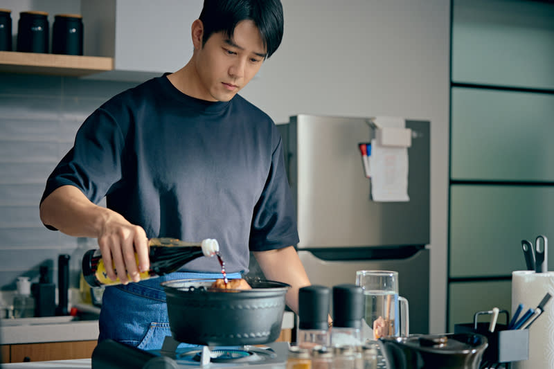 胡宇威在戲劇「好好的吃飯」靠做菜療癒身心 藝人胡宇威（圖）在戲劇「就算一個人也可以好好的 吃飯」靠做菜療癒身心，他坦言前陣子有過開私廚餐 廳的念頭，不過因無法一心二用而作罷。 （公視+提供） 中央社記者洪素津傳真  113年5月26日 