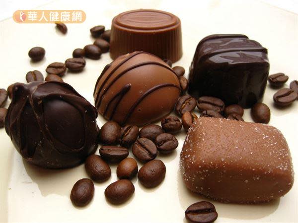 巧克力類食物含有不同比例的反式脂肪，經常攝取易增加心血管疾病的風險。