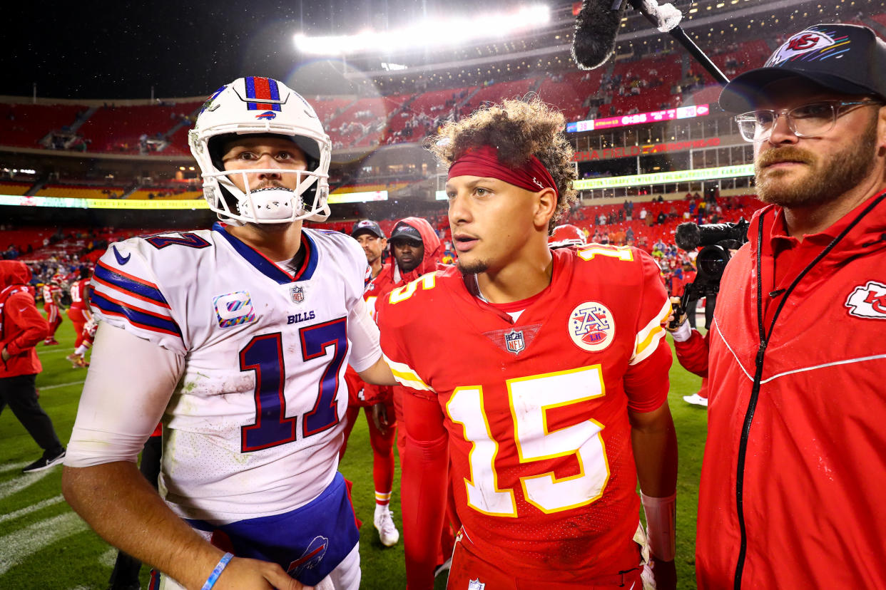 Josh Allen, de los Buffalo Bills, y Patrick Mahomes, de los Kansas City Chiefs, son dos de los quarterbacks más destacados de la actualidad en la NFL. (Photo by Kevin Sabitus/Getty Images)