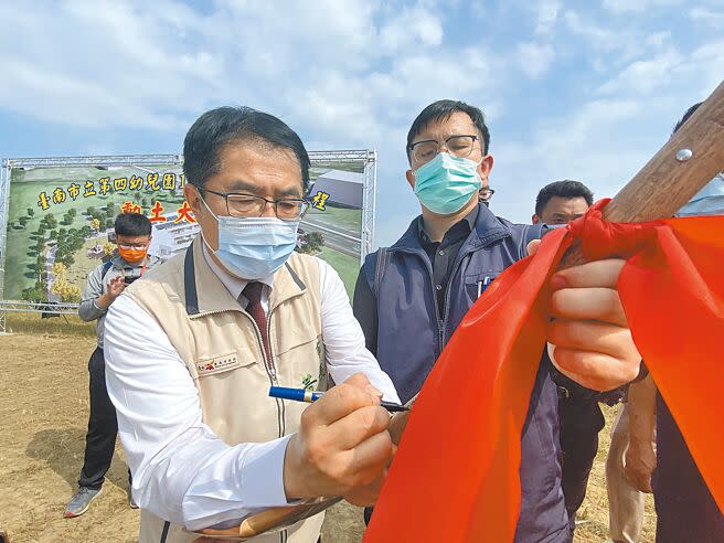 台南市長黃偉哲（左）面對年底選戰，強調把市政做好最重要。（曹婷婷攝）