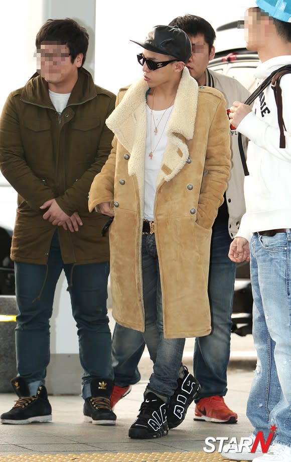 G-Dragon shows a stylish airport fashion