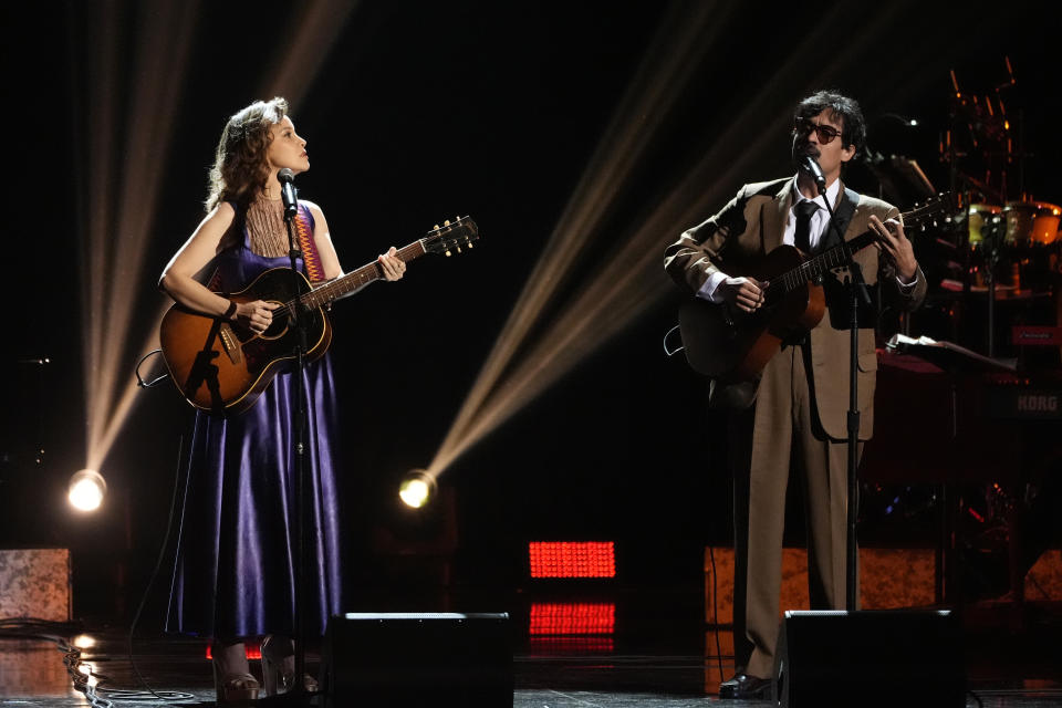 Gaby Moreno, izquierda, y El David Aguilar durante su presentación en la 66a entrega anual de los Premios Grammy el domingo 4 de febrero de 2024 en Los Ángeles. (Foto AP/Chris Pizzello)