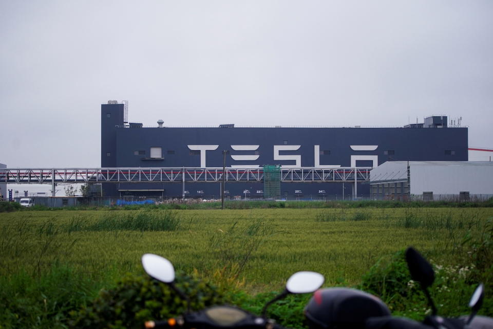 A Tesla sign is seen at its factory in Shanghai, China, May 13, 2021. REUTERS/Aly Song - RC2REN9B4LZX