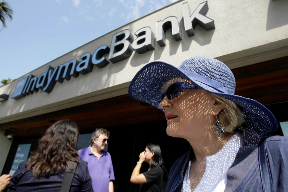 Klientka Barbara Fox czeka przed IndyMac Bank w Santa Monica, czwartek, 17 lipca 2008 r. Frustracja nie minęła dla niektórych klientów IndyMac, gdy w końcu mogli wypłacić pieniądze z upadłego banku w Południowej Kalifornii, który został przejęty przez federalne organy regulacyjne w zeszłym tygodniu .  Niektóre osoby miały więcej problemów, gdy próbowały zdeponować czeki kasjerskie IndyMac w innych bankach.  (AP Photo/Nick Ut)