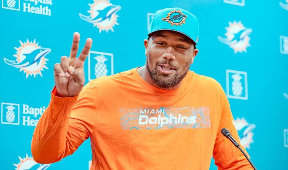 El linebacker Bradley Chubb habla con la prensa tras una práctica con el equipo en el Baptist Health Training Complex en Miami Gardens, el 3 de noviembre de 2022.