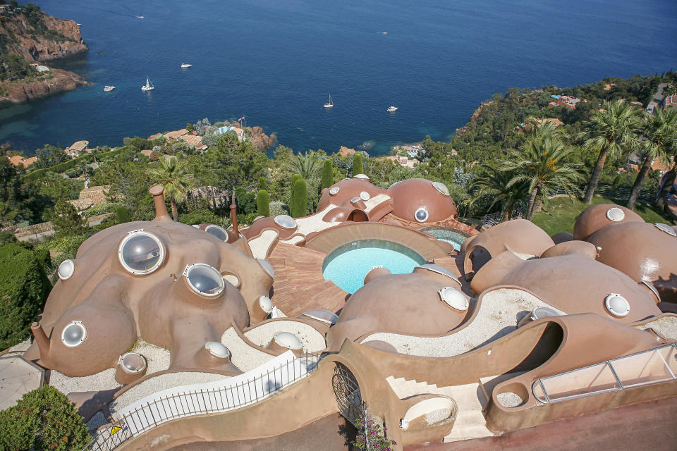 <p><strong>Valor estimado: 420 millones de dólares. Propietario: Société de Gestion Pierre Cardin</strong></p> <p>Les Palais Bulles, también conocido como el Palacio de las Burbujas, es una propiedad singular ubicada en la Costa Azul de Francia. Diseñada por el arquitecto húngaro Antti Lovag, es una edificación con una arquitectura orgánica única, que se asemeja a una serie de burbujas interconectadas. La propiedad está situada en un terreno de más de una hectárea y ofrece impresionantes vistas panorámicas del mar Mediterráneo. Fue propiedad del fallecido diseñador de moda francés Pierre Cardin, quien adquirió la mansión en 1992 para vacacionar.</p> <p>(Photo by Jean-Patrick DEYA/Gamma-Rapho via Getty Images)</p> 