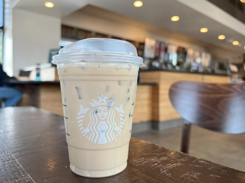 星巴克冷飲杯 連鎖咖啡店星巴克（Starbucks）18日宣布在美國、加 拿大地區推出新版冷飲杯，塑膠含量減少20%。圖為 美國星巴克原有的大杯冷飲杯。 中央社記者林宏翰洛杉磯攝 113年4月20日 