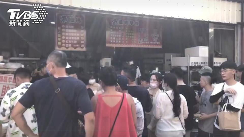 小琉球知名早餐店大排長龍。（圖／陳博正提供）