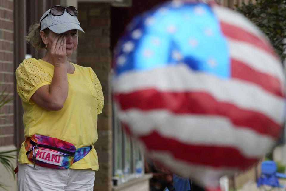 Una mujer se enjuga las lágrimas tras un tiroteo masivo en el desfile del 4 de Julio, el lunes 4 de julio de 2022, en Highland Park, Illinois, un suburbio de Chicago. (AP Foto/Nam Y. Huh)