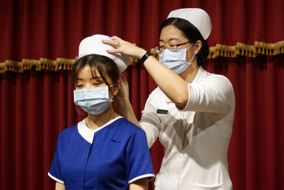 大葉大學護理系老師為即將展開實習的女學 生戴上護理師帽