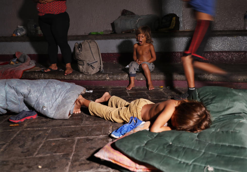 En esta imagen del 28 de mayo de 2019, niños migrantes que se van despertando mientras las autoridades desalojan a sus familias de la plaza principal de Tapachula, en el estado mexicano de Chiapas. (AP Foto/Marco Ugarte)