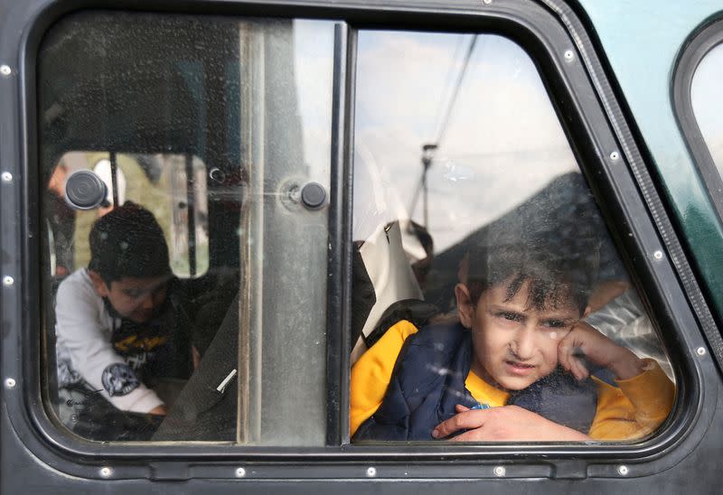 FOTO DE ARCHIVO. Un niño refugiado de la región de Nagorno Karabaj mira por la ventanilla de un automóvil a su llegada a un centro de alojamiento temporal en la ciudad de Goris, Armenia