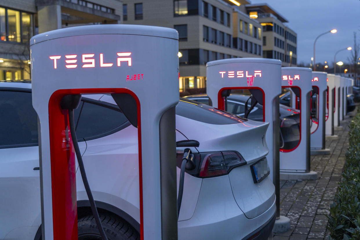 Tesla baut eigene Ladesäulen – dennoch gibt es zu wenige. - Copyright: picture alliance / Jochen Tack | Jochen Tack