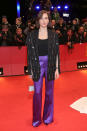 Christiane Paul brachte mit lila Marlenehose und geschmücktem Blazer von Lala Berlin Farbe auf den Red Carpet. (Bild: Andreas Rentz/Getty Images)