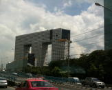 <p>Aunque su nombre oficial es Chang Building, a este edificio situado en Bangkok se le conoce como la Torre Elefante. Su arquitecto, Sumet Jumsai, quiso hacer un homenaje al animal nacional de Tailandia con este curioso diseño. El edificio se inauguró en 1997, tiene 32 plantas y en su interior alberga oficinas, viviendas y una zona residencial con jardín y piscina. (Foto: Wikimedia Commons). </p>