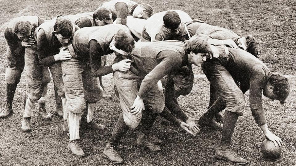 Una jugada de fútbol americano en 1890