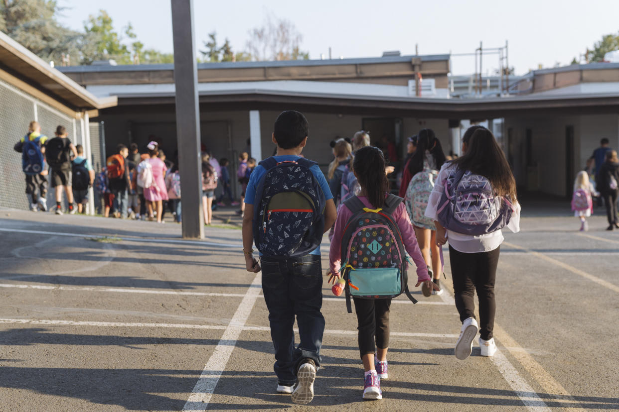 Los niños se dirigen a sus aulas en Talent, Oregón, el 5 de septiembre de 2018. (Kayla Reefer/The New York Times).