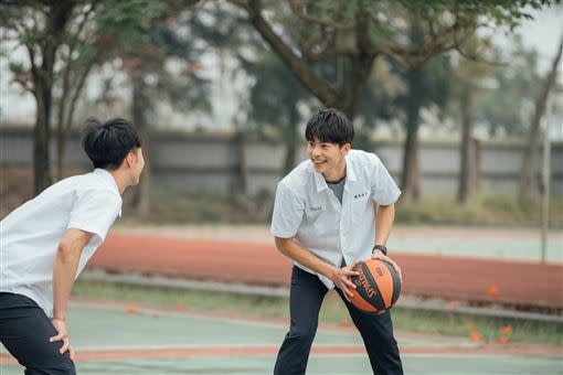 施柏宇和許光漢打籃球。（圖／衛視提供）