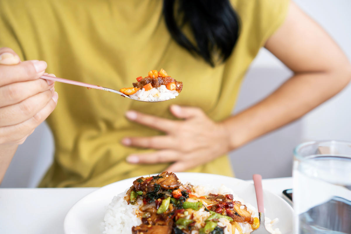 Questo sintomo che appare dopo aver mangiato può essere un segno di cancro