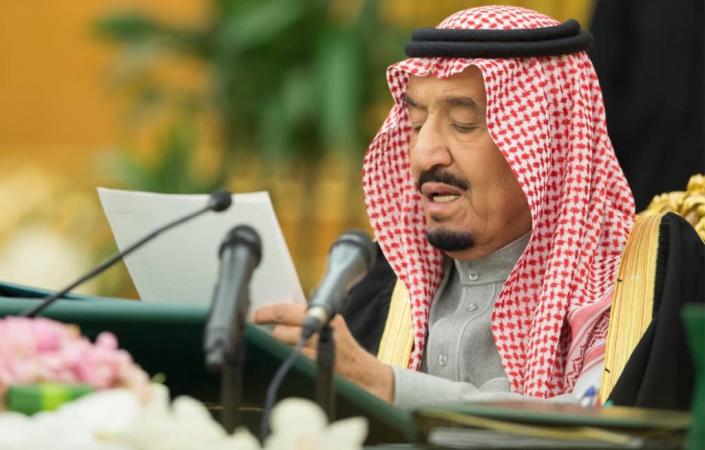 A picture provided by the Saudi Press Agency (SPA) on December 28, 2015 shows Saudi King Salman bin Abdulaziz heading the Council of Ministers meeting in Riyadh (AFP Photo/)