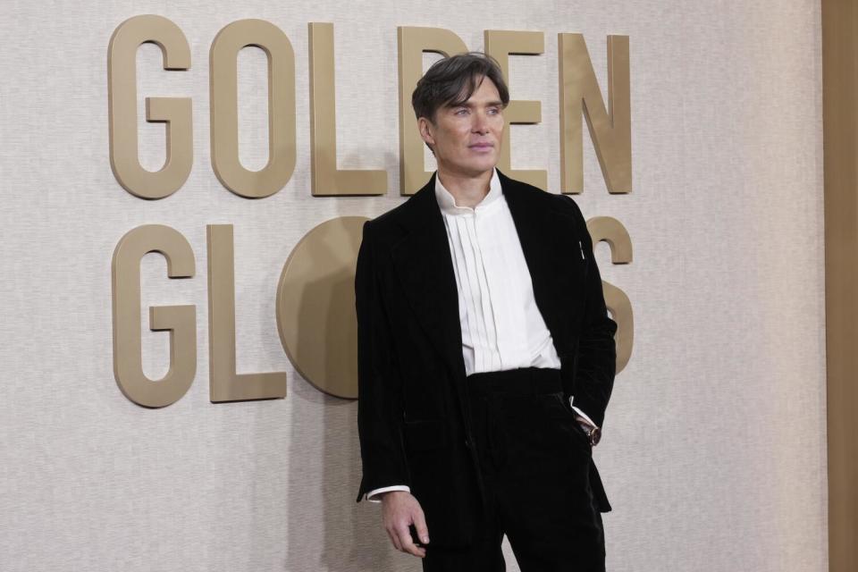 Cillian Murphy duante su llegada la ceremonia de los Globos de Oro.