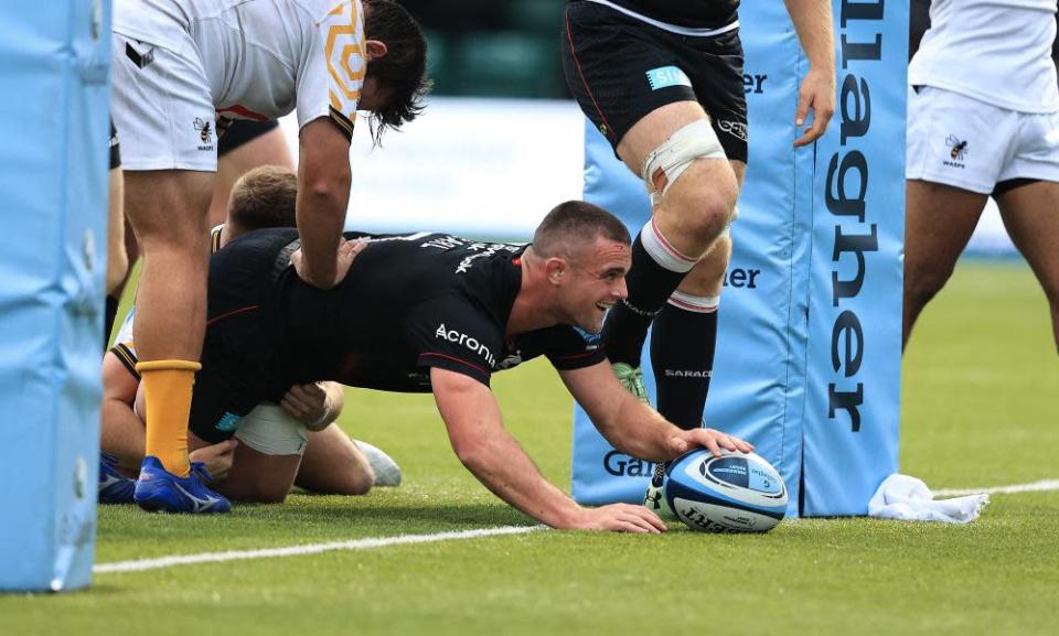 Ben Earl dives over for Saracens&#x002019; eighth try against Wasps.