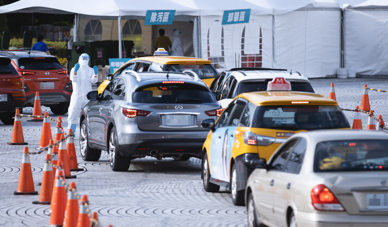 現在全台各縣市也陸續開放「車來速」篩檢站，民眾預約後，可駕車前往篩檢，但開放時段可能視疫情發展有所調整，還請民眾多留意。（圖片來源：中央社）