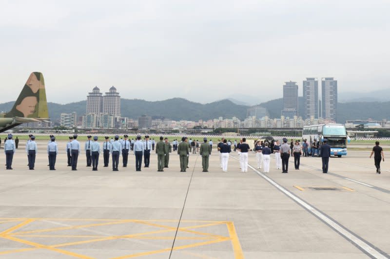 2017-06-12-空軍運送齊柏林等3人遺體抵達台北05-蘇仲泓攝