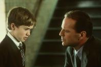 Spoiler-Gefahr! Wer "Sixth Sense" noch nicht gesehen hat, bitte einfach direkt weiterklicken. Denn in dem Mystery-Kultfilm von M. Night Shyamalan offenbart der kleine Cole (Haley Joel Osment) dem Psychologen Malcolm (Bruce Willis) irgendwann ein entscheidendes Gehemimnis: "Ich sehe tote Menschen." (Bild: Buena Vista Pictures)