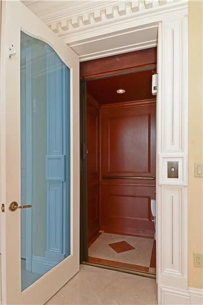 <p>Yes. It has an elevator. (Realtor.com) </p>