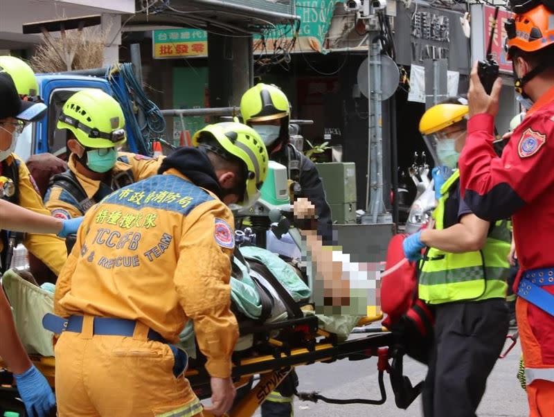 消防隊將無呼吸心跳的傷者救出，準備送醫急救。（圖／資料照）