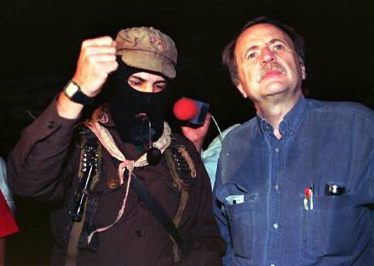 Debray, en 1996, con el subcomandante Marcos, durante una visita al bastión de los zapatistas