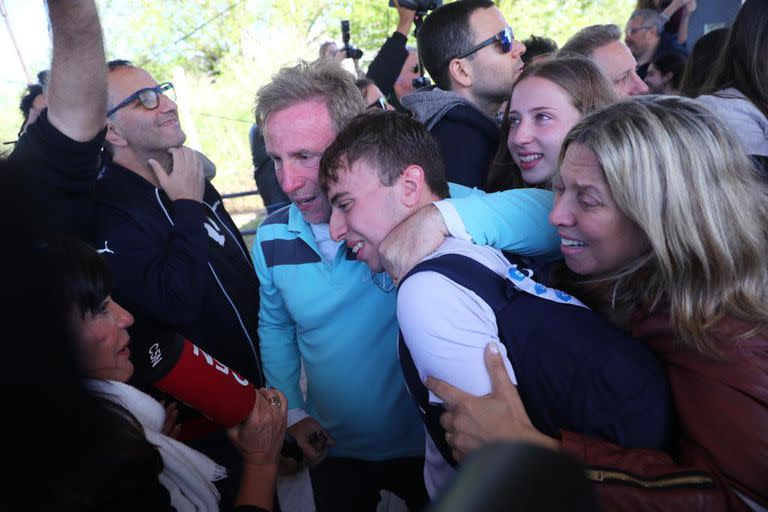 Emoción en la llegada de los estudiantes estudiantes que regresaron en el vuelo de repatriación AR1091 de Aerolíneas Argentinas