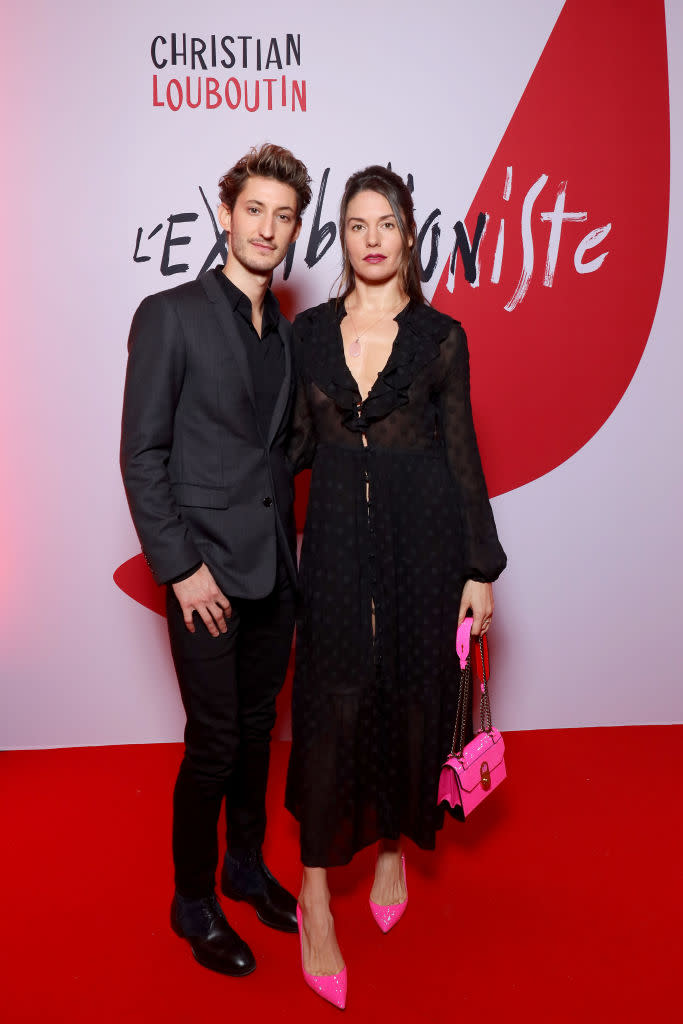 Pour assister au lancement de l’exposition consacrée à Christian Louboutin, Pierre Niney et Natasha Andrews ont laissé à la maison leurs deux jeunes enfants. Une soirée en amoureux et glamour pour l’acteur qui vient de terminer le tournage du troisième volet d'<em>OSS 117</em>. ©Getty Images