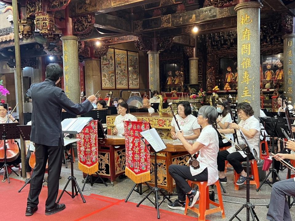 今日由地藏庵管弦樂團、禮生共同完成莊嚴的三獻禮祝壽祭典。圖/新北市政府提供