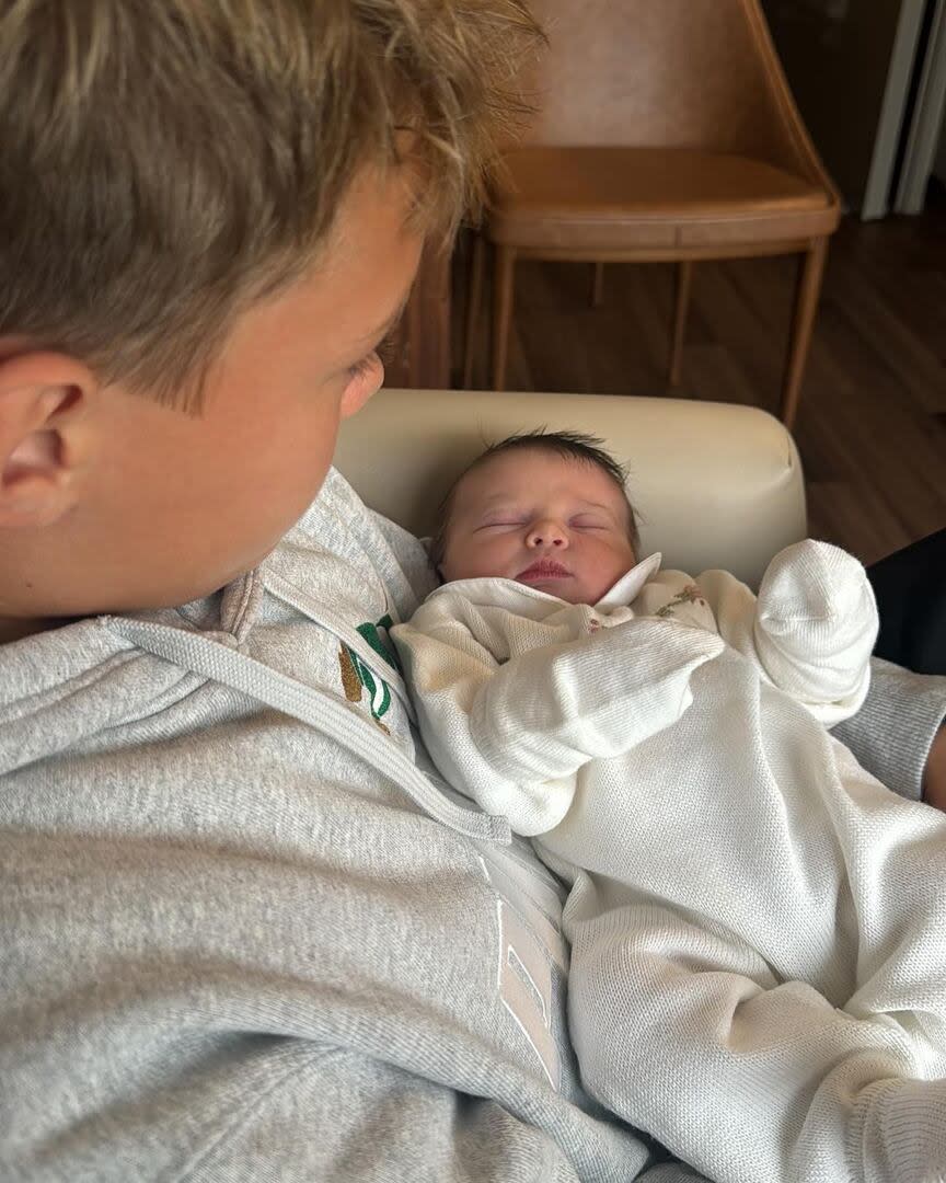 La bebé junto a su hermano mayor (Foto: Instagram @neymarjr)
