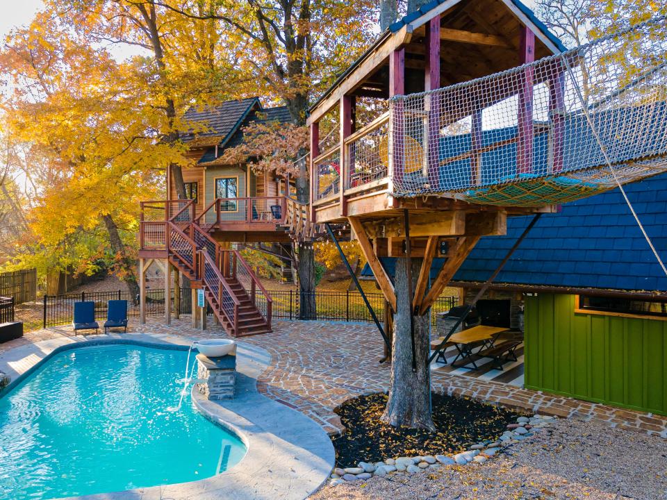 Alternative view of the lookout patio and the pool.