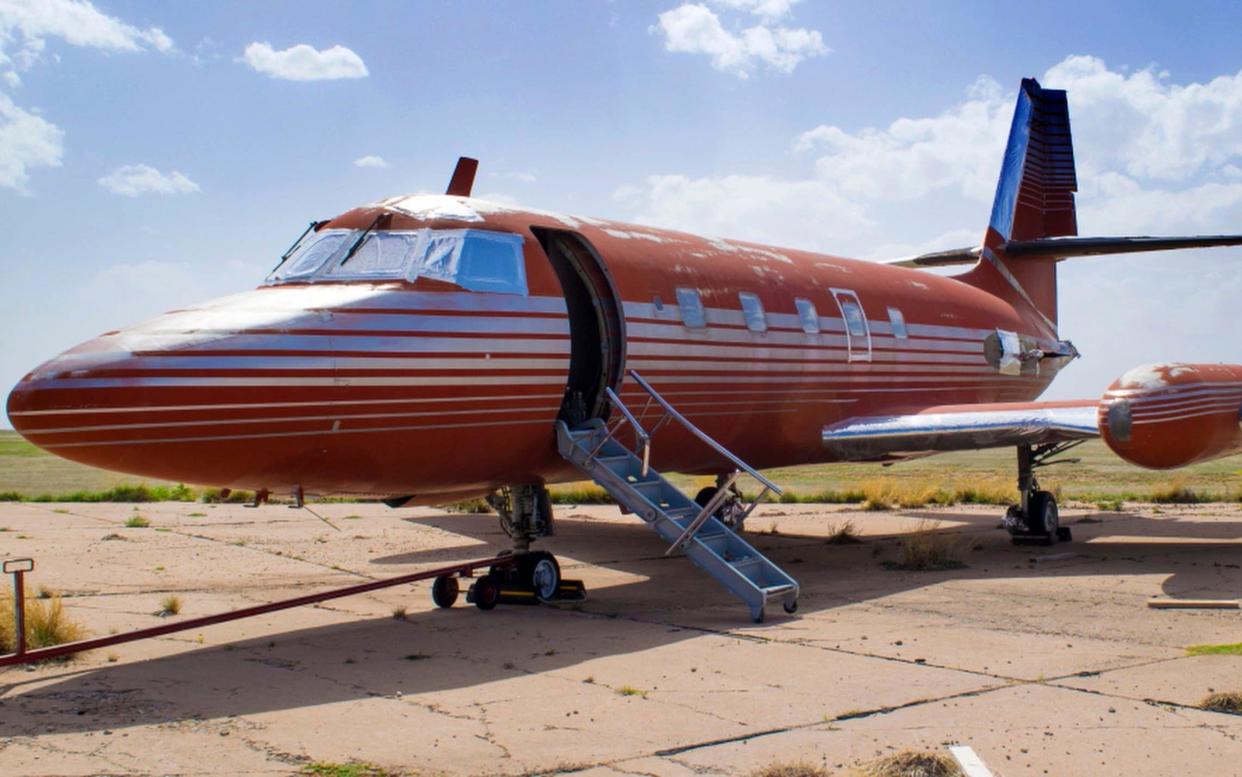 Elvis's private plane - GWS Auctions, Inc.