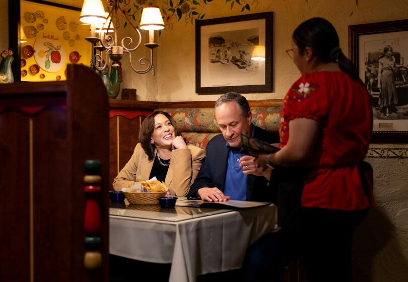 SANTA MONICA-CA-OCTOBER 16, 2023: Vice President Kamala Harris, left, and Second Gentleman Douglas Emhoff order food at El Cholo Mexican restaurant in Santa Monica on October 16, 2023. HOLD FOR STORY BY COURTNEY SUBRAMANIAN. (Christina House / Los Angeles Times)